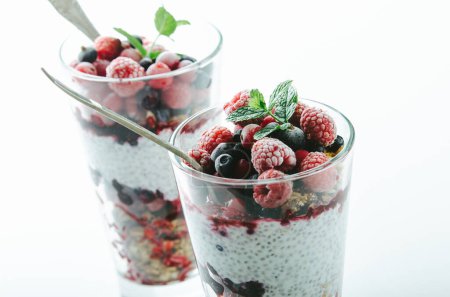 Foto de Desayuno saludable con chía, yogur y bayas. Foto de alta calidad. - Imagen libre de derechos