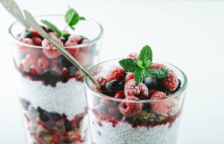Foto de Desayuno saludable con chía, yogur y bayas. Foto de alta calidad. - Imagen libre de derechos