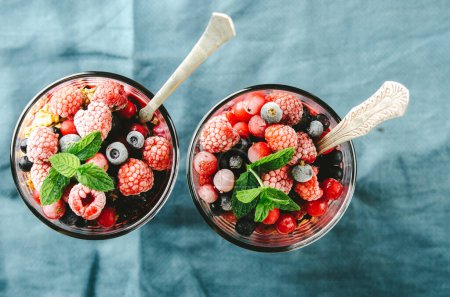 Foto de Desayuno saludable con chía, yogur y bayas. Foto de alta calidad, vista superior - Imagen libre de derechos
