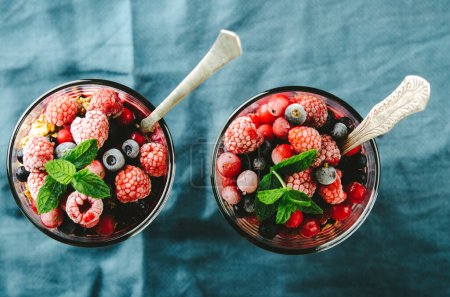 Foto de Desayuno saludable con chía, yogur y bayas. Foto de alta calidad, vista superior - Imagen libre de derechos