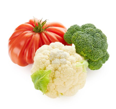 Foto de Arreglo de verduras frescas. Tomate, brócoli y col aislados sobre fondo blanco. Concepto de comida saludable - Imagen libre de derechos