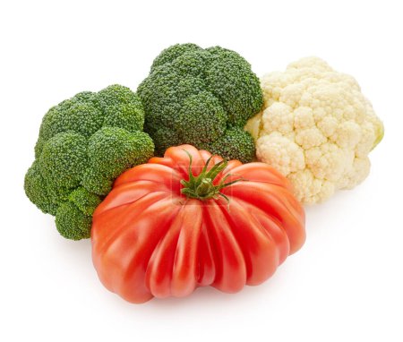 Téléchargez les photos : Arrangement de légumes frais. Tomate, brocoli et chou isolés sur fond blanc. Concept d'alimentation saine - en image libre de droit