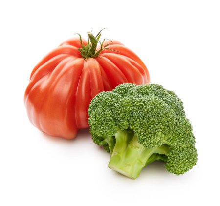 Téléchargez les photos : Tomato and broccoli isolated on white background - en image libre de droit