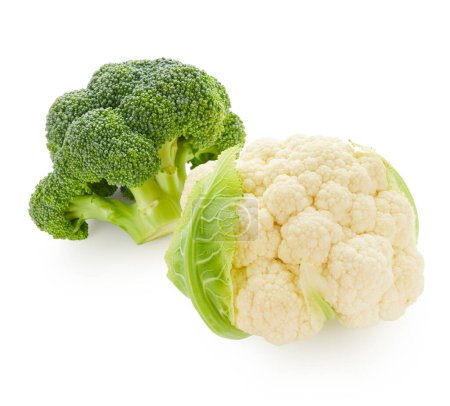 Téléchargez les photos : Arrangement de légumes frais. Brocoli et chou isolés sur fond blanc. Concept d'alimentation saine - en image libre de droit