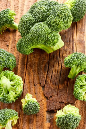 Téléchargez les photos : Broccoli still life over wooden background - en image libre de droit