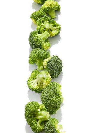 Téléchargez les photos : Fresh vegetable broccoli isolated on white background - en image libre de droit