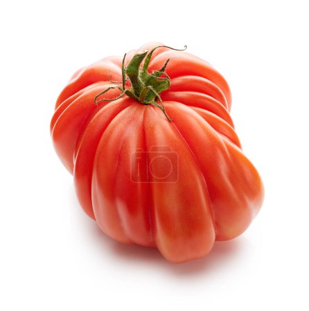 Téléchargez les photos : Fresh ripe vegetable tomato with drops of water close up isolated on white background - en image libre de droit