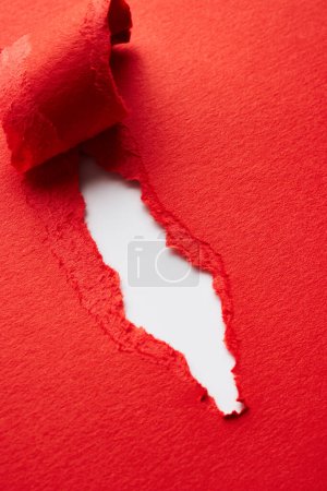 Foto de Fondo de textura de papel desgarrado rojo vivo con lugar para texto - Imagen libre de derechos