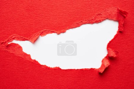 Foto de Fondo de textura de papel desgarrado rojo vivo con lugar para texto - Imagen libre de derechos