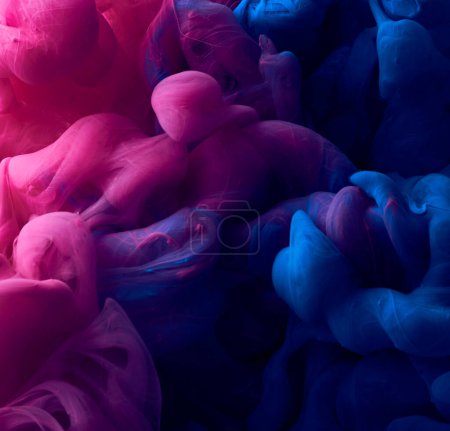 Téléchargez les photos : Éclaboussure de peinture aquarelle bleue et rose fond - en image libre de droit