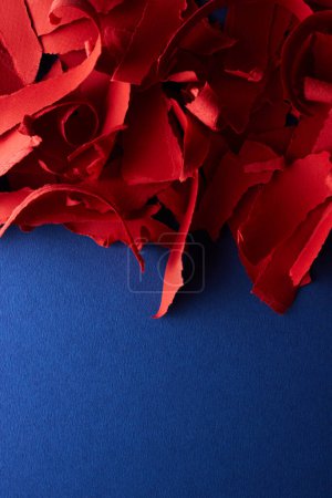 Foto de Hojas de papel rojo rasgadas sobre hojas de papel azul - Imagen libre de derechos