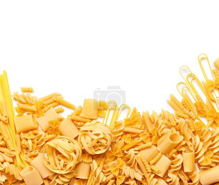 Téléchargez les photos : Tas de différents types de pâtes isolées sur fond blanc - en image libre de droit