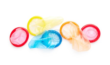 Foto de Preservativos de diferentes colores aislados sobre fondo blanco - Imagen libre de derechos
