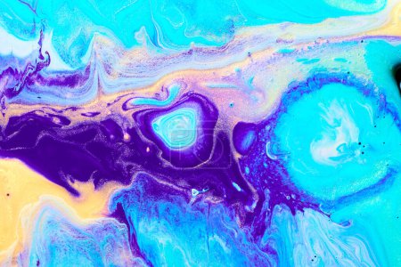 Téléchargez les photos : Texture de peinture fluide bleue et violette. Papier marbré fond abstrait - en image libre de droit
