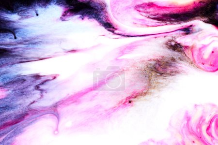 Téléchargez les photos : Texture fluide de peinture rose. Papier marbré fond abstrait - en image libre de droit