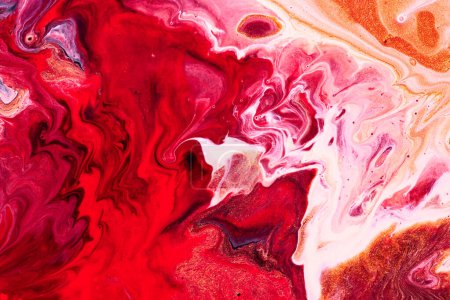 Téléchargez les photos : Texture de peinture fluide rouge. Papier marbré fond abstrait - en image libre de droit