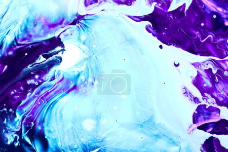 Téléchargez les photos : Texture de peinture fluide bleu pourpre. Papier fond abstrait marbré - en image libre de droit