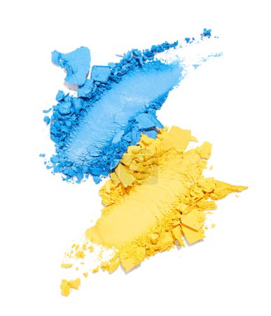 Téléchargez les photos : Ombre à paupières concassée bleue et jaune isolée sur fond blanc - en image libre de droit
