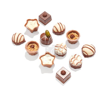 Téléchargez les photos : Ensemble de bonbons au chocolat isolé sur fond blanc - en image libre de droit