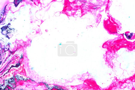Téléchargez les photos : Photo de la texture de peinture fluide rose et blanc. Papier fond abstrait marbré - en image libre de droit