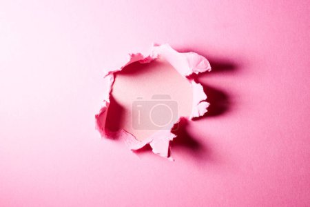 Foto de Fondo de papel rosa con agujero en el centro - Imagen libre de derechos
