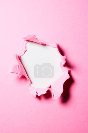 Téléchargez les photos : Fond en papier rose avec trou au centre - en image libre de droit