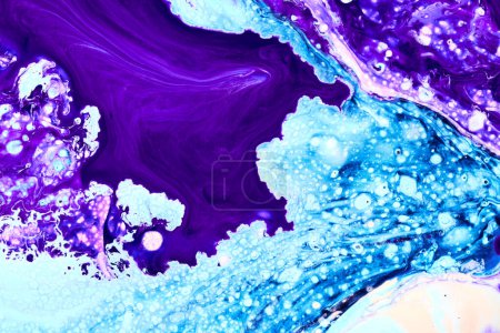 Téléchargez les photos : Texture de peinture fluide bleue et violette. papier marbré fond abstrait - en image libre de droit