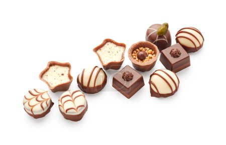 Téléchargez les photos : Bonbons au chocolat isolés sur fond blanc - en image libre de droit