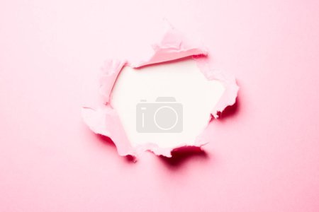Foto de Fondo de papel rasgado rosa con agujero en el centro - Imagen libre de derechos