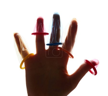 Foto de Mano de mujer sosteniendo condones en dedos aislados sobre fondo blanco - Imagen libre de derechos