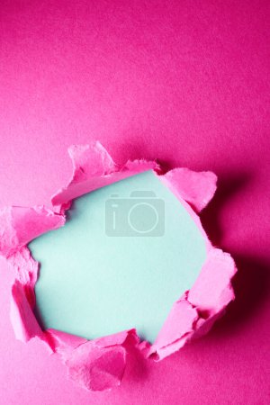 Téléchargez les photos : Fond en papier rose avec trou au centre - en image libre de droit