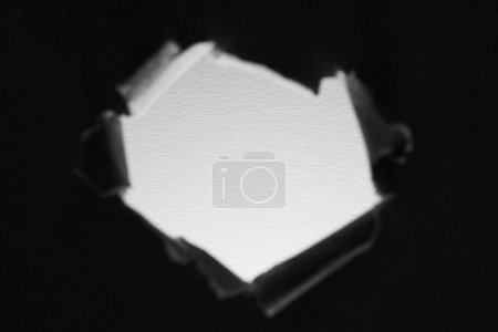 Foto de Fondo de papel rasgado gris con agujero en el centro - Imagen libre de derechos