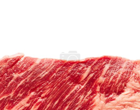 Téléchargez les photos : Surlonge de steak de viande crue isolée sur fond blanc - en image libre de droit