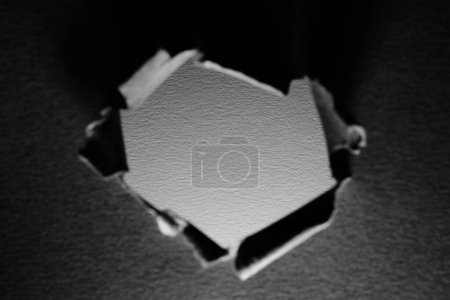 Foto de Fondo de papel rasgado gris con agujero en el centro - Imagen libre de derechos