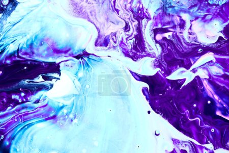 Téléchargez les photos : Photo de la texture de peinture fluide bleue et violette. papier marbré fond abstrait - en image libre de droit
