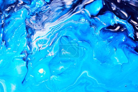 Téléchargez les photos : Photo de la texture de peinture fluide bleue et violette. papier marbré fond abstrait - en image libre de droit