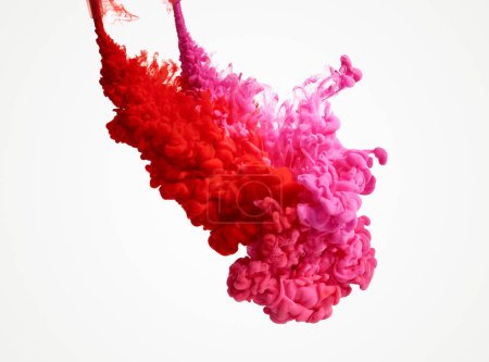 Téléchargez les photos : Éclaboussure de peinture rouge et rose coulante isolée sur fond blanc - en image libre de droit