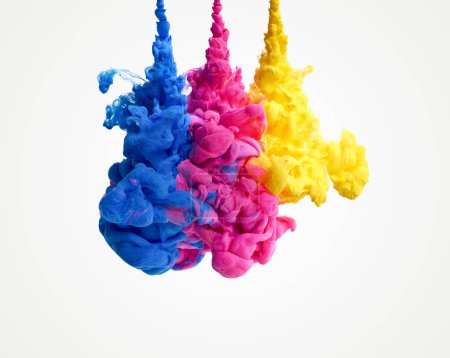 Téléchargez les photos : Des éclaboussures de pigment de peinture jaune, rose et bleu dans l'eau - en image libre de droit