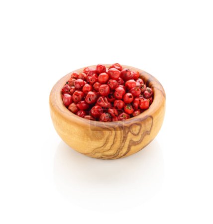 Téléchargez les photos : Poivre de poivre rose dans un bol en bois isolé sur fond blanc - en image libre de droit