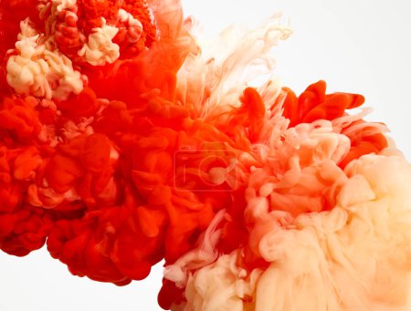 Téléchargez les photos : Gouttes de peinture de pigments rouges et beiges dans l'eau sur fond blanc - en image libre de droit