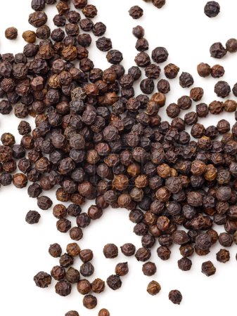 Téléchargez les photos : Pile de graines de poivre noir isolées sur fond blanc - en image libre de droit
