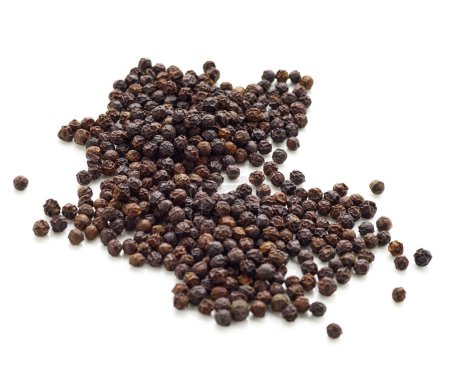 Téléchargez les photos : Pile de graines de poivre noir isolées sur fond blanc - en image libre de droit