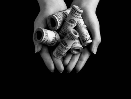 Foto de Manos de mendigo sosteniendo montón de dólares en efectivo - Imagen libre de derechos