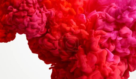 Foto de Gota de pintura roja en agua sobre fondo blanco - Imagen libre de derechos
