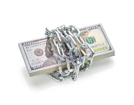 Foto de Billetes de cien dólares atados con cadena metálica aislada sobre fondo blanco - Imagen libre de derechos