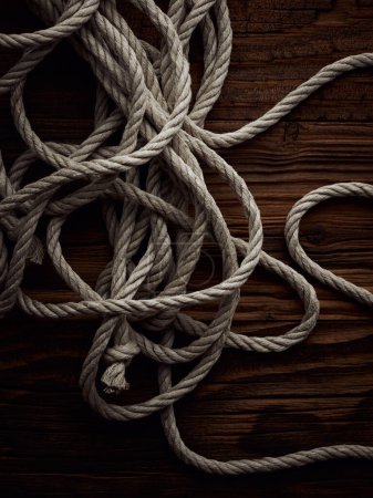 Téléchargez les photos : Fond marin vintage foncé avec vieille corde de chanvre - en image libre de droit