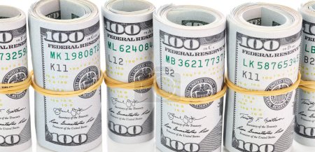 Foto de Cien billetes de dólares en efectivo rollos aislados sobre fondo blanco - Imagen libre de derechos