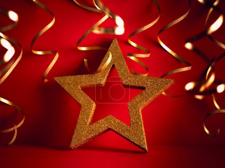 Foto de Navidad y Año Nuevo fondo de vacaciones rojo con estrella de brillo dorado - Imagen libre de derechos