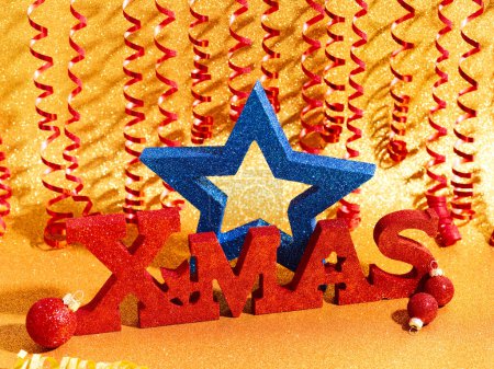 Foto de Color oro Navidad y Año Nuevo 2024 fondo de vacaciones con etiqueta de Navidad roja y estrella azul - Imagen libre de derechos