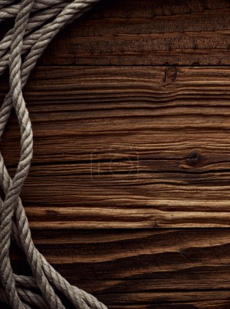 Foto de Fondo marino vintage oscuro con cuerda de cáñamo viejo sobre tablones de madera - Imagen libre de derechos